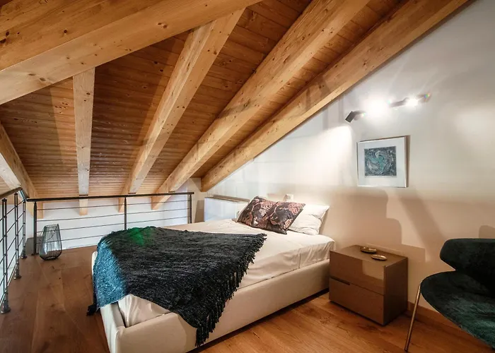 The Castle - By Myhomeincomo Μενάτζιο